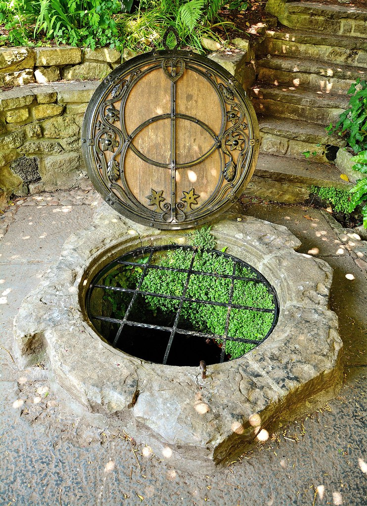 24007 Chalice Well In Chalice Well Gardens Glastonbury S Flickr